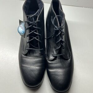 New!!  Munro Leather water resistant low lace-up flat boots, size 10